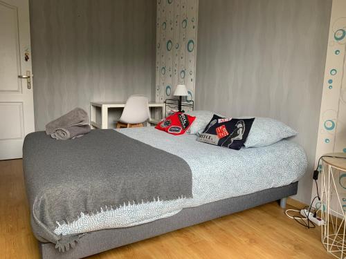 布雷斯特L'Escale - appartement spacieux au calme的一间卧室配有一张大床和枕头