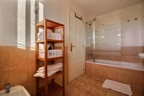卡萨雷斯2231 - Amazing 3 bedrooms with 3 sunny terraces的带淋浴的浴室以及带毛巾的架子。