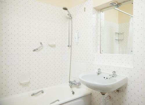 塞特福德Bell by Greene King Inns的白色的浴室设有水槽和镜子