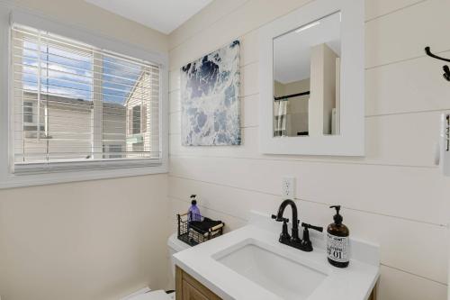 索尔兹伯里Sandy Toes的白色的浴室设有水槽和镜子