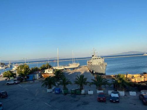 米蒂利尼1 bedroom loft at Mytilene Port的停泊在水边停车场的大船