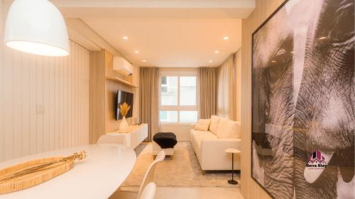 本图贡萨尔维斯VILLA DI TONDO HOUSE - APARTAMENTO ESPETACULAR的客厅配有白色的沙发和桌子