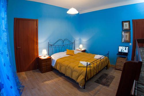 皮亚扎-阿尔梅里纳Umberto 33的蓝色的卧室,配有床和蓝色的墙壁