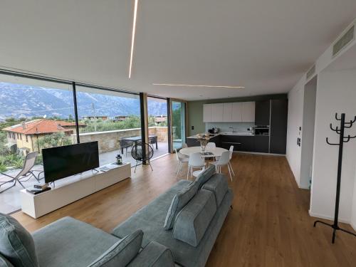 马尔切西内Olivo Luxury Apartments的带沙发和电视的客厅
