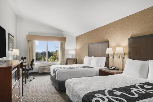 吉格港吉格港酒店的酒店客房设有两张床和电视。