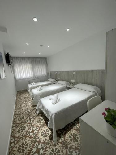 巴塞罗那巴塞罗那新星旅舍的一间房间,有三张床