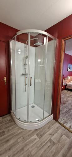 费康Hotel Vent d'Ouest的一间客房内的玻璃淋浴间