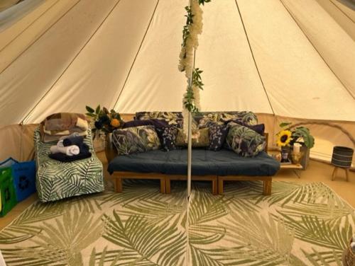 波尔顿乐法尔德Betrice Bell Tent的带沙发的客厅(位于帐篷内)