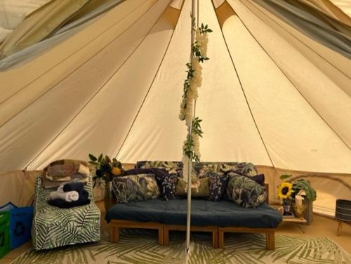 波尔顿乐法尔德Betrice Bell Tent的带沙发的客厅(位于帐篷内)