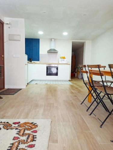 布尔哈索特Vistas a las palmeras的厨房配有蓝色橱柜和桌椅