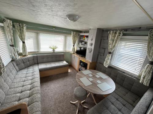 ScratbyVista C7的客厅配有沙发和桌子