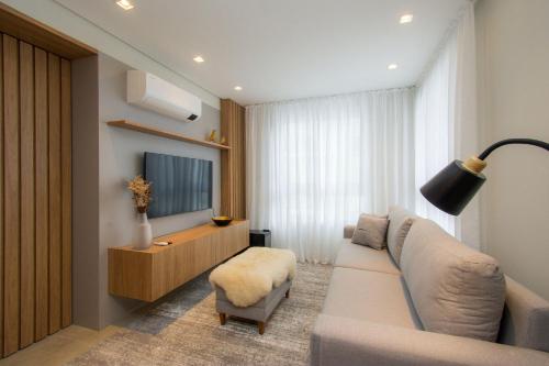 本图贡萨尔维斯Villa di Tondo House II-Lindo apartamento的带沙发和电视的客厅