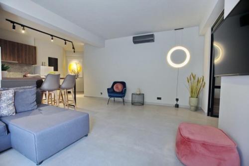 纳夫普利翁Animus Premium apt的带沙发的客厅和厨房