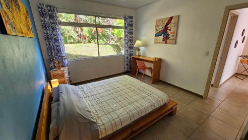 格雷西亚Supercostarica的一间卧室设有一张床和一个窗口