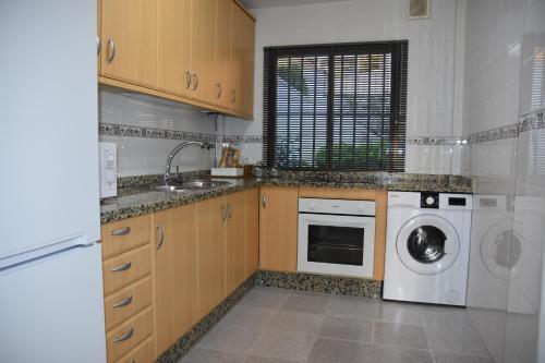 科尔多瓦SIERRA LAGO的厨房配有洗衣机和洗衣机。