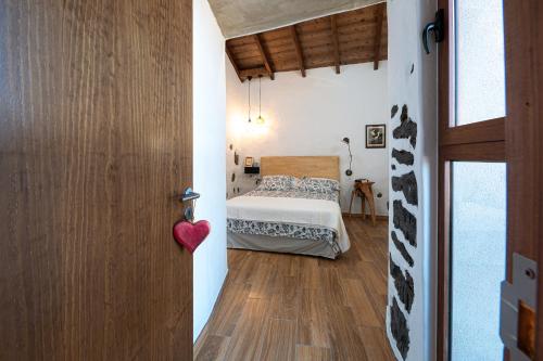 巴尔韦尔德La Candia y el Mar的一间卧室配有一张床和一扇木门