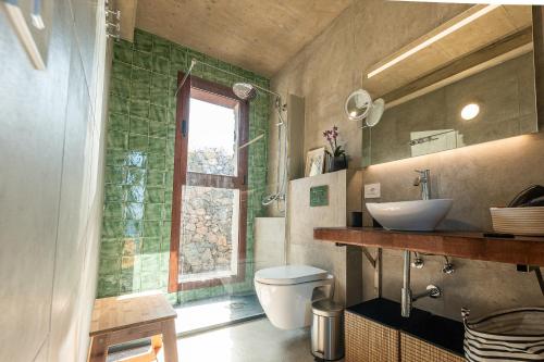 巴尔韦尔德La Candia y el Mar的一间带卫生间、水槽和窗户的浴室