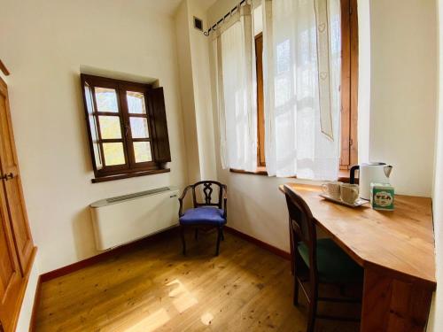 San Paolo SolbritoMulino del Casale - nature b&b的客房设有木桌和蓝色椅子。