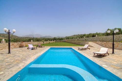 RoumelíNestor Villa, with Private Pool & Absolute Privacy的一个带2把躺椅的游泳池和一个游泳池