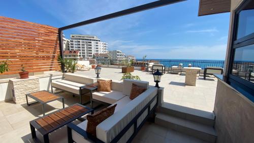 乌尔齐尼Adriatic Apartments的阳台配有沙发,享有海景。