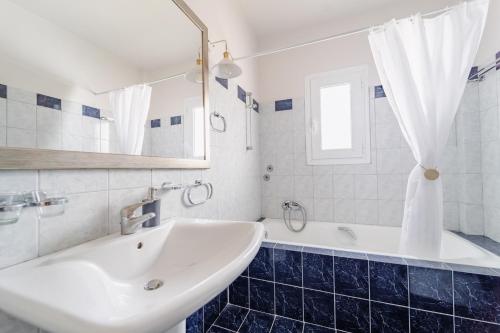 斯沃伦塔Drita Studios & Apartments的白色的浴室设有水槽和浴缸。