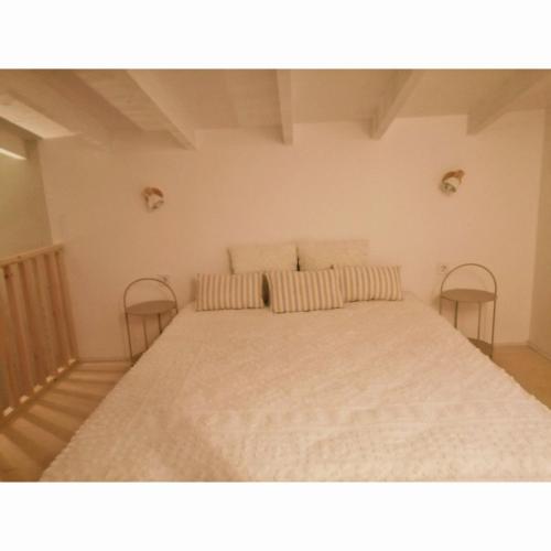 阿莫利亚尼岛Alos 2的卧室配有一张带两把椅子的白色大床