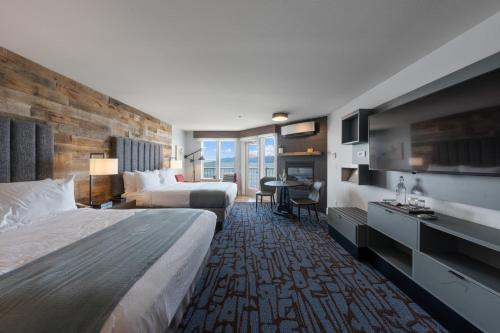 阿斯托里亚Cannery Pier Hotel & Spa的酒店客房设有一张大床和一张书桌。