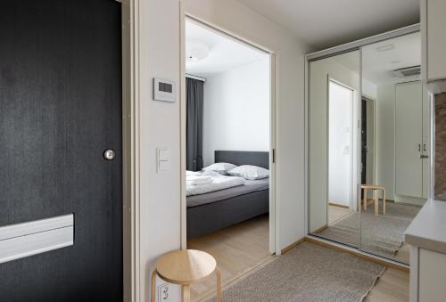 坦佩雷Studio Lumilinna的一间卧室设有一张床和一个滑动玻璃门
