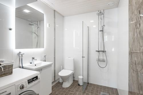坦佩雷Studio Lumilinna的带淋浴和卫生间的白色浴室