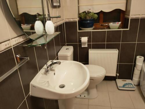 米尔敦马尔贝House的一间带水槽和卫生间的浴室