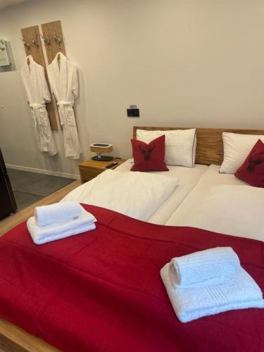 施利尔塞Apartment Bergoase Spitzingsee的一间卧室配有两张带毛巾的床