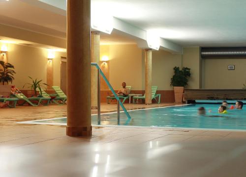 齐罗Ferienwohnung Meeresblick的一座游泳池,人们在里面玩耍