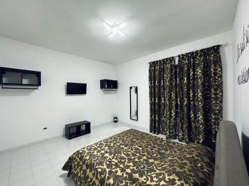 蒙特西尔瓦诺Siliade Apartment的一间卧室配有床和窗帘