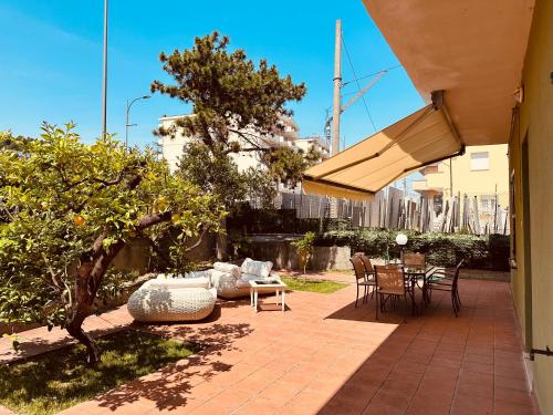 蒙特西尔瓦诺Siliade Apartment的一个带桌椅和树的庭院