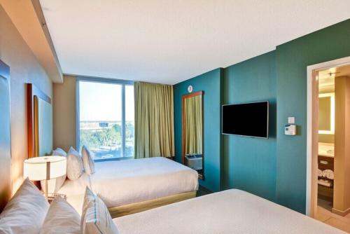 基西米SpringHill Suites by Marriott Orlando Lake Buena Vista South的酒店客房设有两张床和一台平面电视。