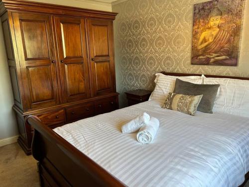 诺丁汉Central Aster House, 3 Bedrooms, Parking的一间卧室配有一张床,上面有两条毛巾