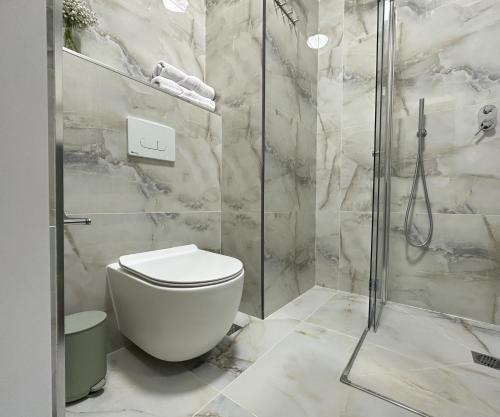 阿什杜德Angel Apt-Amazing SeaView-Netfix-Wifi-Free Parking的一间带卫生间和淋浴的浴室