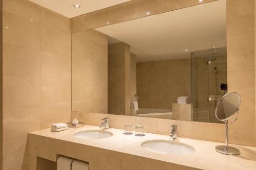 维纳德马喜来登美丽华酒店及会议中心的一间带两个盥洗盆和大镜子的浴室