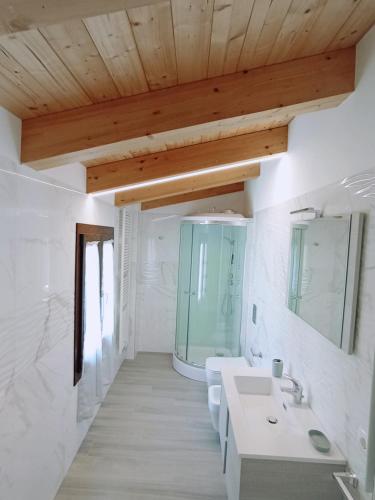 MombaroccioB&B Profumo Di Gelsomino的一间带两个盥洗盆和大镜子的浴室
