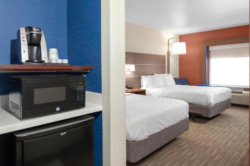 科达伦科达伦I-90公路11号出口快捷假日&套房酒店的一间酒店客房,设有两张床和电视