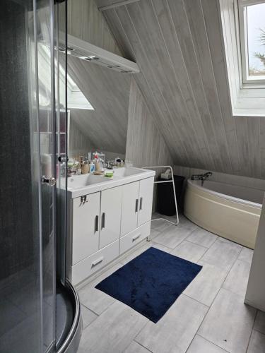 MonnaieComme à la maison的带淋浴、盥洗盆和浴缸的浴室