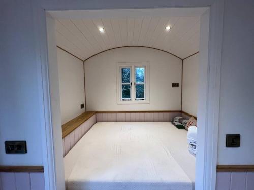 CinderfordTranquil Spot Shepherds Hut的一间白色的大房间,窗户在里面