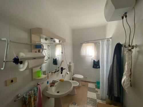 庞特卡格纳诺House Edda Serena - Casa Vacanze Salerno的浴室配有白色卫生间和盥洗盆。