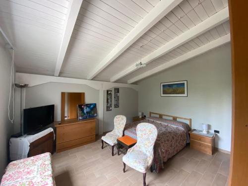 庞特卡格纳诺House Edda Serena - Casa Vacanze Salerno的卧室配有一张床和一张桌子及椅子