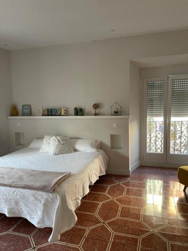 阿兰约兹CÉNTRICO APARTAMENTO REFORMADO EN ARANJUEZ的白色的卧室设有床和窗户