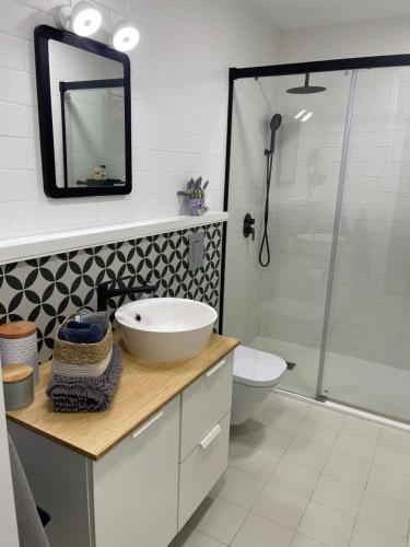阿兰约兹CÉNTRICO APARTAMENTO REFORMADO EN ARANJUEZ的白色的浴室设有水槽和淋浴。