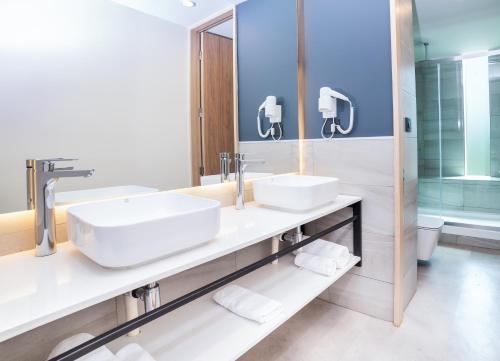 圣地亚哥Almasur Providencia的浴室设有2个水槽和镜子