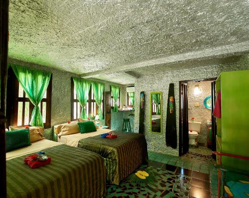 MaskallABEZZA Resort And Spa - formerly Belize Boutique Resort & Adventure Spa的酒店客房带两张床和一间浴室