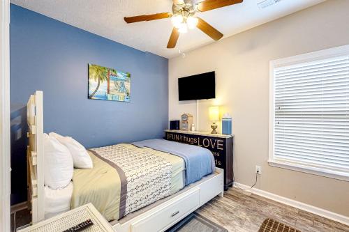 默特尔比奇Palm Tree Paradise的一间卧室配有一张床和吊扇