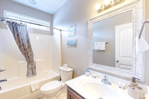 默特尔比奇Palm Tree Paradise的一间带水槽、卫生间和镜子的浴室